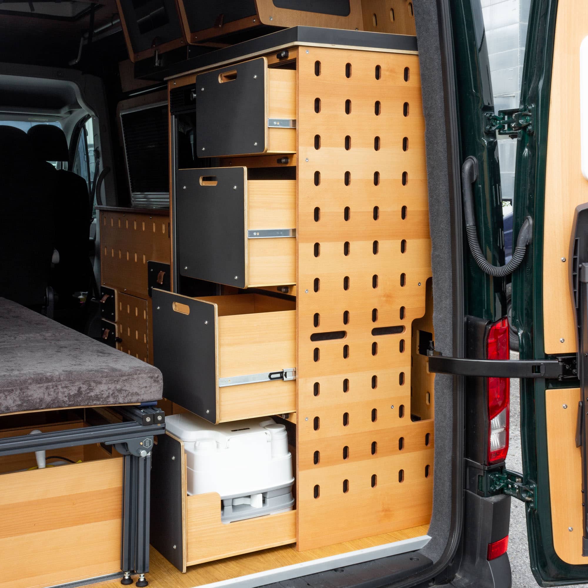 Das CargoClips Modul System mit Birkenfurnier - hier im Fiat E Ducato