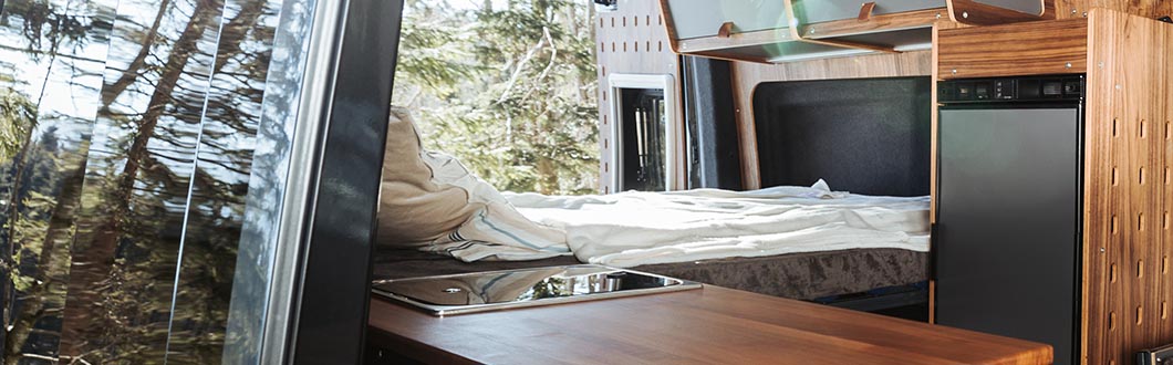 Wohnmobil Innenausbau mit Bett für Camping im Kastenwagen CargoClips