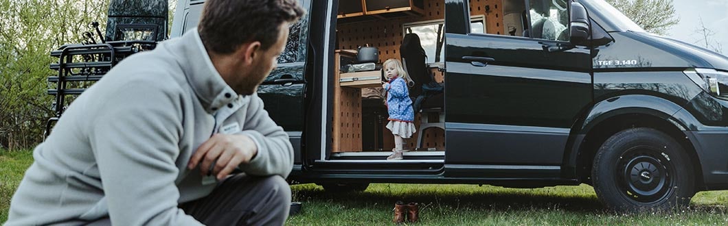 Fahrzeugausbau für Camping im Kastenwagen CargoClips